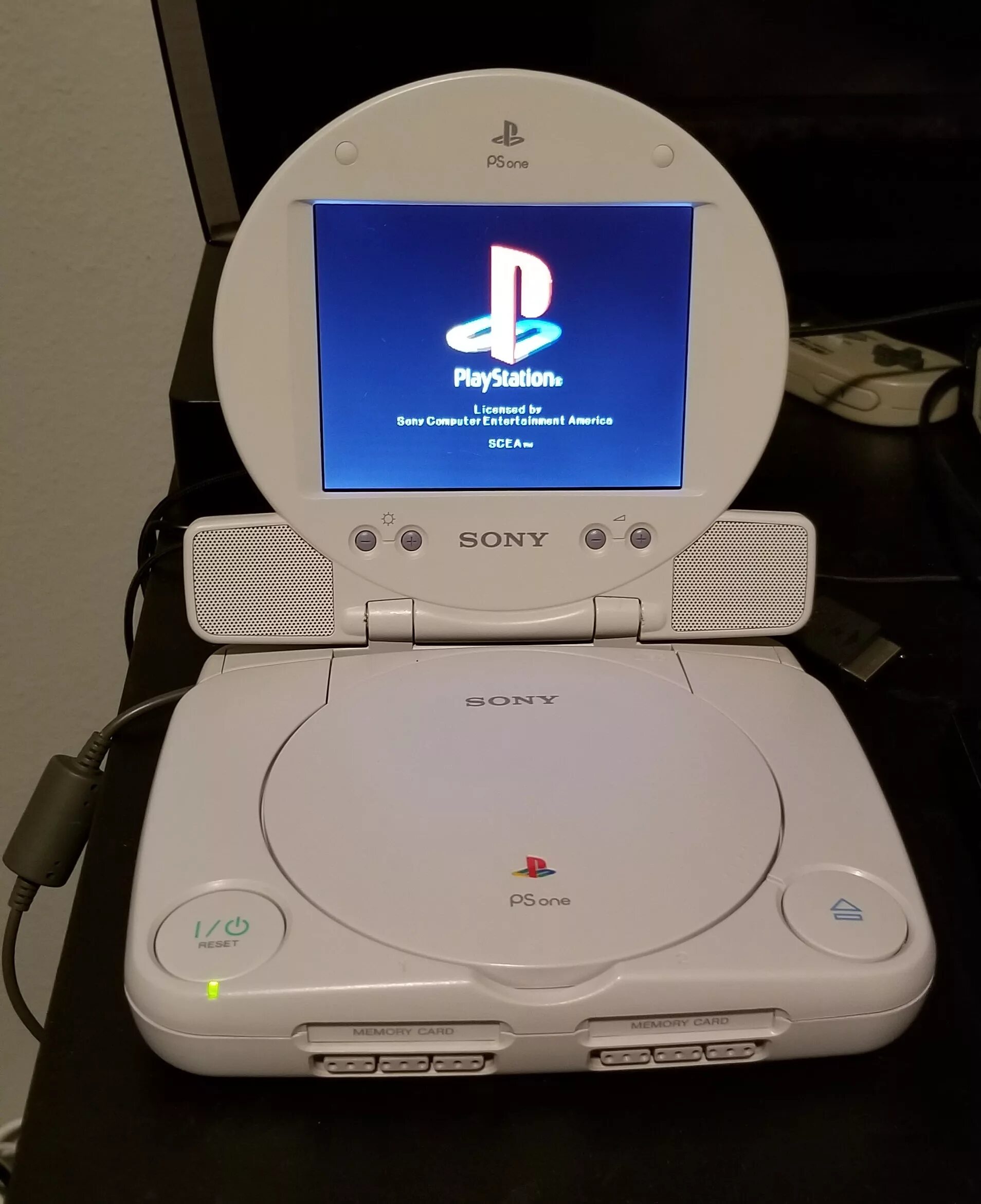 Какого года вышла playstation. PSONE LCD С PLAYSTATION one. Сони плейстейшен 1 2000г. Сони плейстейшен 1 с экраном. PLAYSTATION 1 Slim Screen.