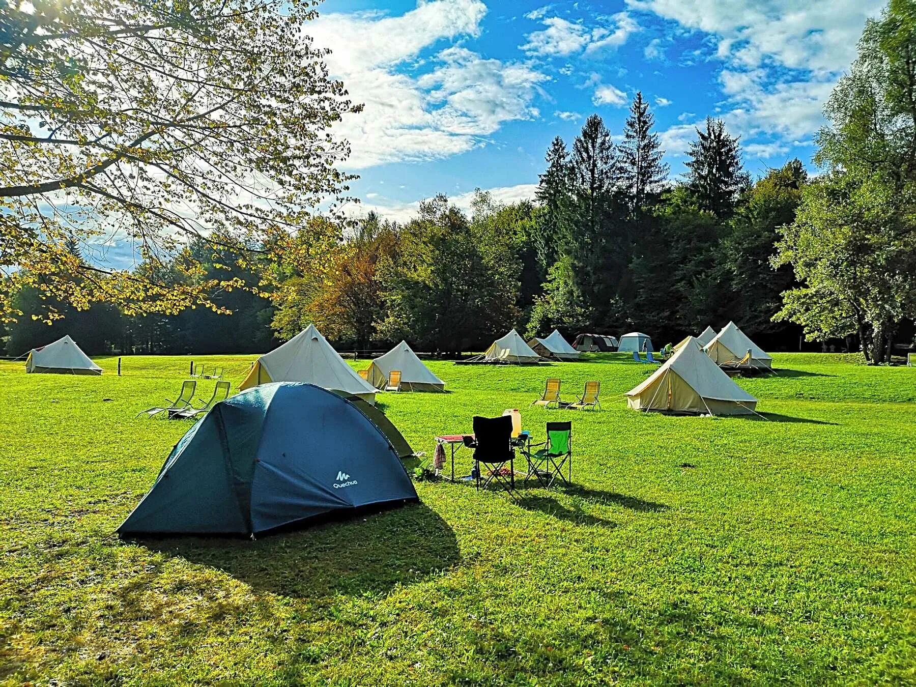 Camping park. Палаточный лагерь Camp 2050. Эко-кемпинг «корен Словения. Эко кемпинг чистые пруды Григорьевское. Палаточный кемпинг Висимские Поляны.