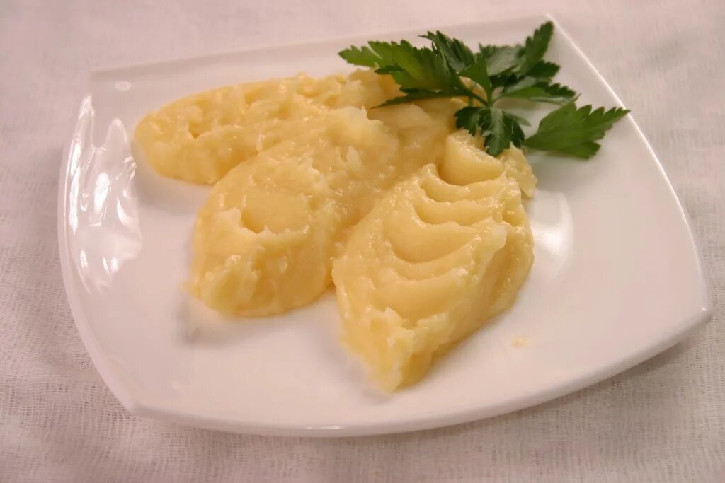 Картофельное пюре в мультиварке. Картофельное пюре. картофель пюре. подача картофельного пюре. 200 гр картофельного пюре.