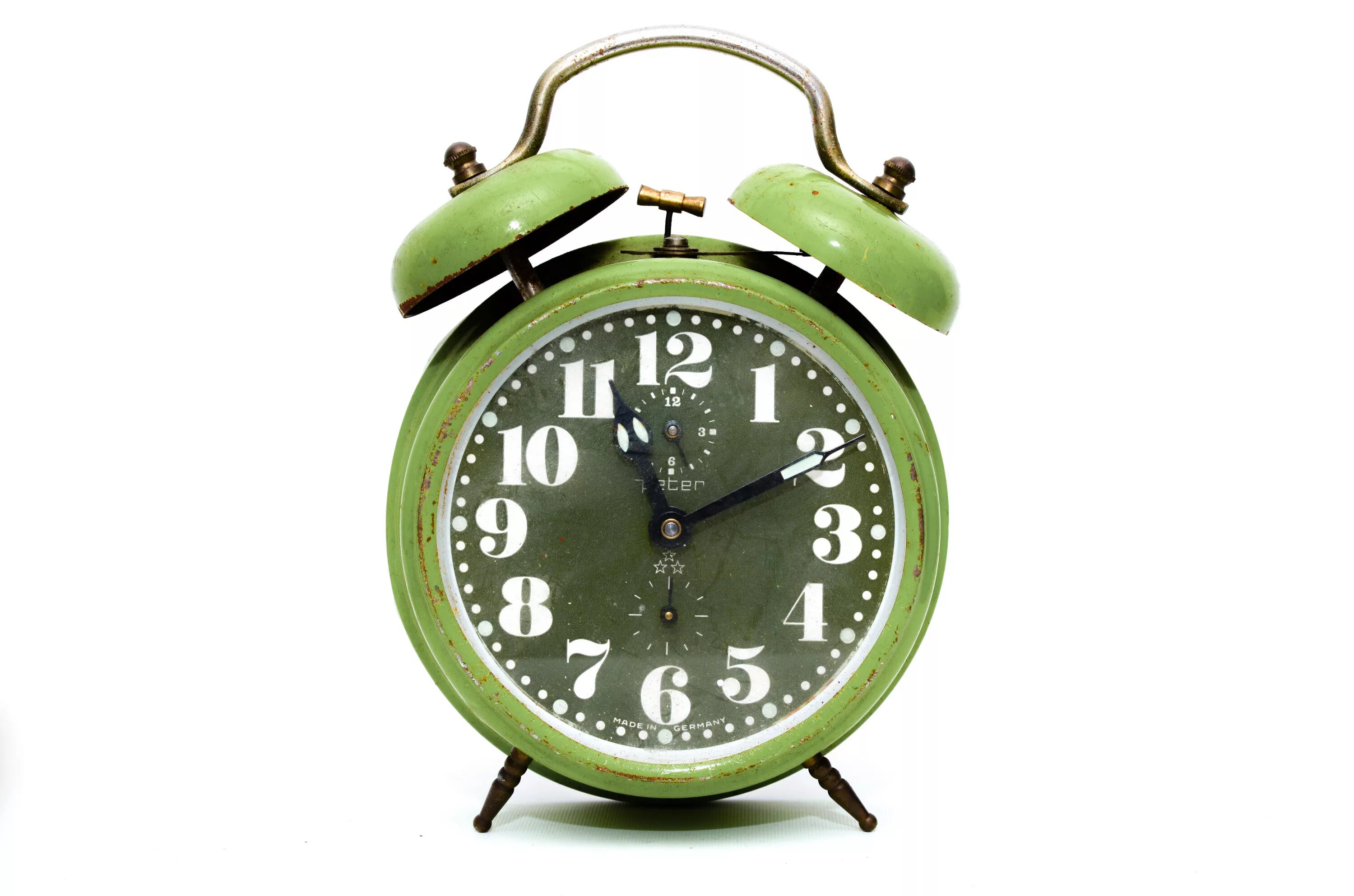 Будильник на зеленом фоне. Будильник Аларм клок. Старые часы будильник. Часы настольные зеленые. Винтажный будильник.