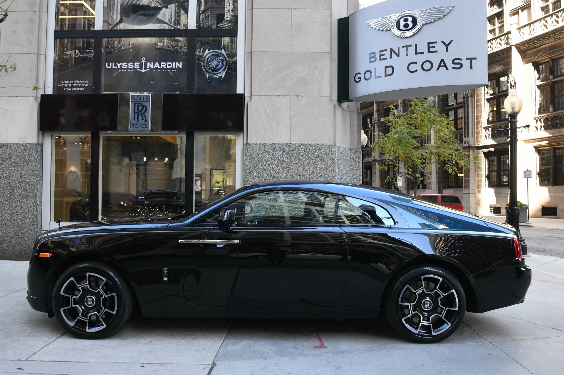 Rolls royce badge. Rolls Royce Wraith Black badge. Роллс Ройс Wraith Black badge 2020. Роллс Ройс Black badge. Rolls Royce Wraith черный.