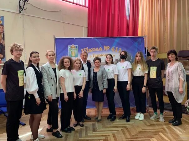 Школа 1504 москва. 411 школа петергоф. Школа 411 гармония. 411 школа петергоф герб. Фото эбзор школы 411 гармония.