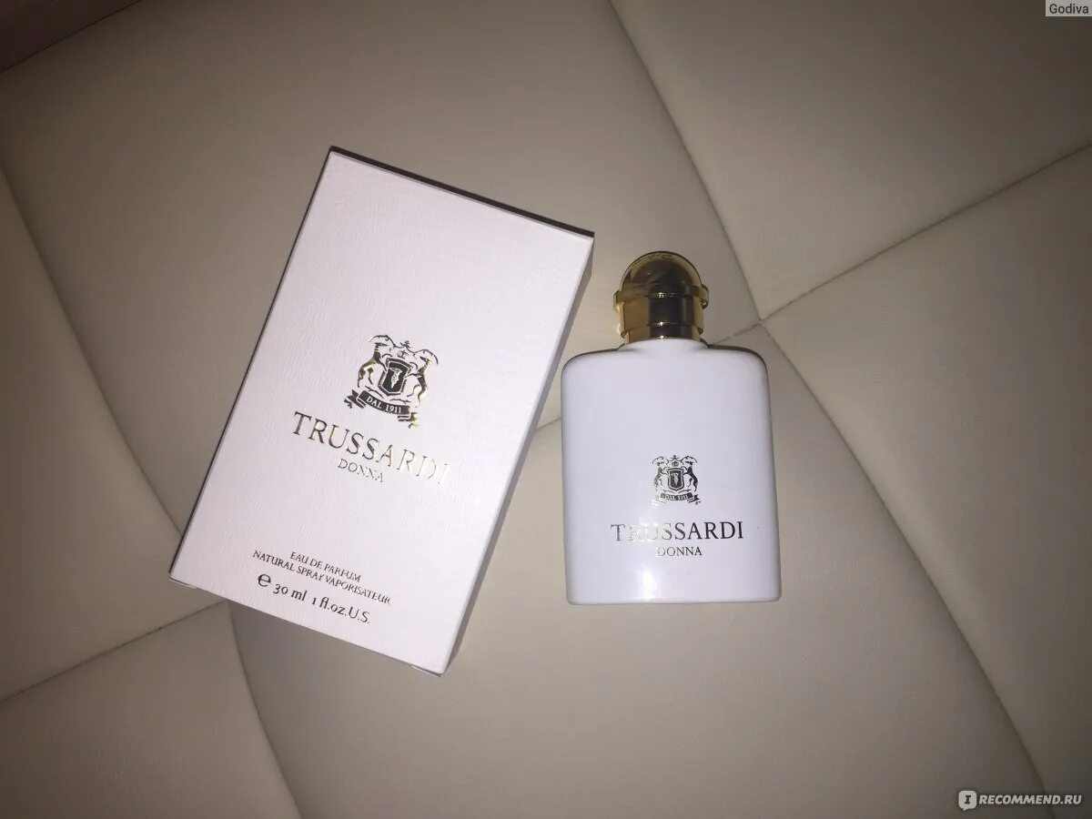 Парфюм вода труссарди донна. Trussardi donna 2011 духи золотые. Труссарди духи. Духи труссарди труссарди. Труссарди белый флакон.