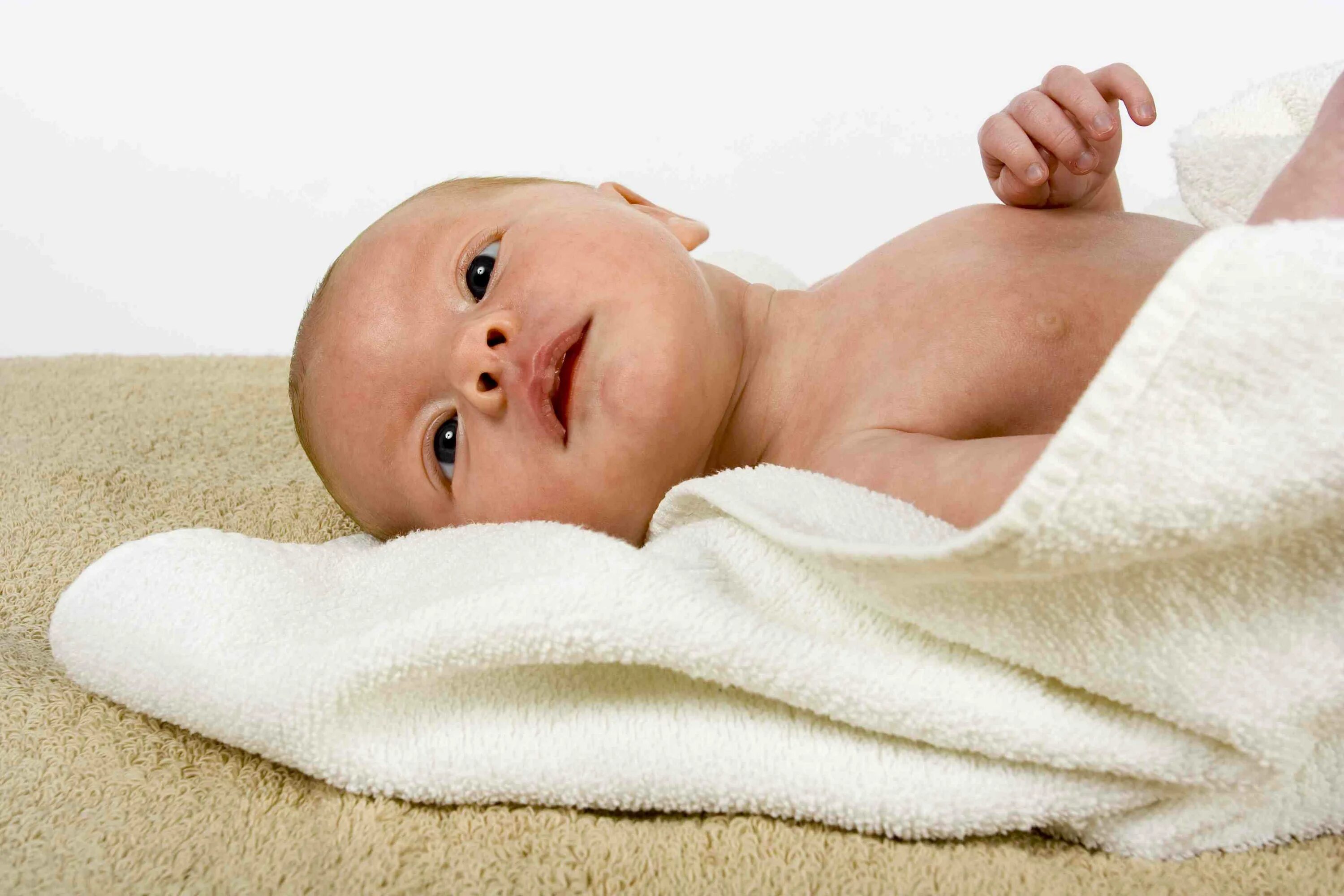 Гигиена малыша. Гигиена новорожденного фото. Дети после ванной. Младенец в полотенце.