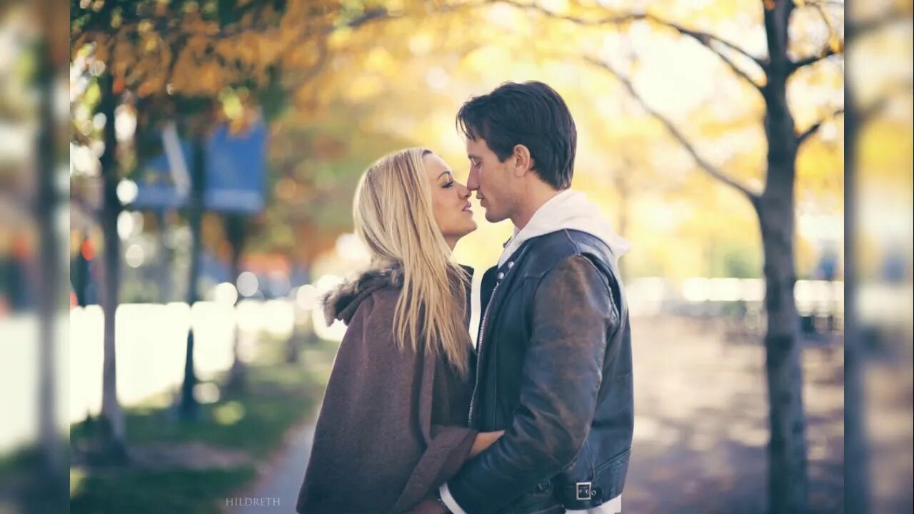 Парень целуется на улице. Поцелуй на улице. Красивая пара. Влюбленные. Молодая пара.