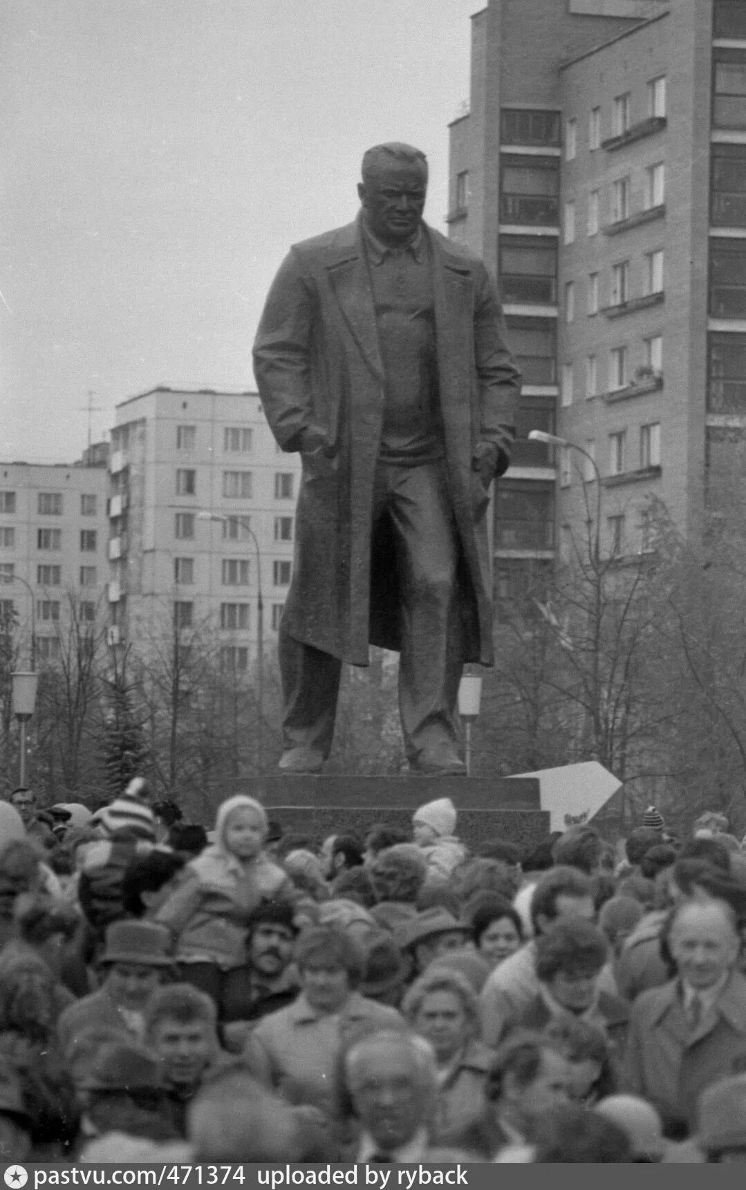 Какая сегодня погода в королеве. С.П. Королёве памятник. Королев авиаконструктор. Памятник Королёву в городе королёв город Москва. Королев с п открытия памятника в Королеве.