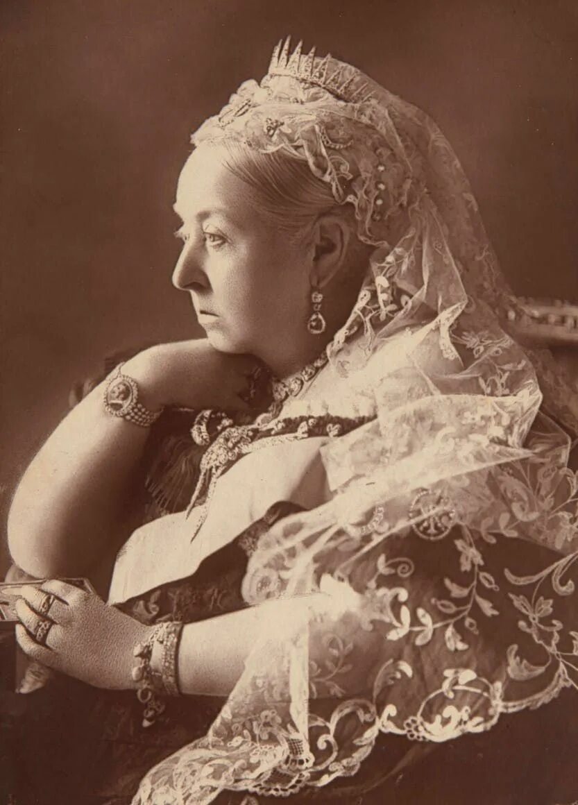 Early in her reign queen victoria. Мантилья 19 век. Бриллиантовый юбилей 1897 с королевой викторией. Early in her reign queen victoria. Дети королевы виктории.