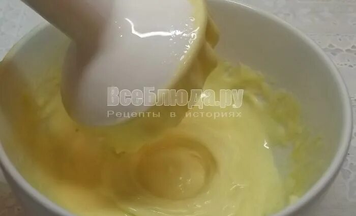 соус из яичных желтков. майонез. майонез из куриных яиц. майонез из куриных яиц. яйцо под майонезом.