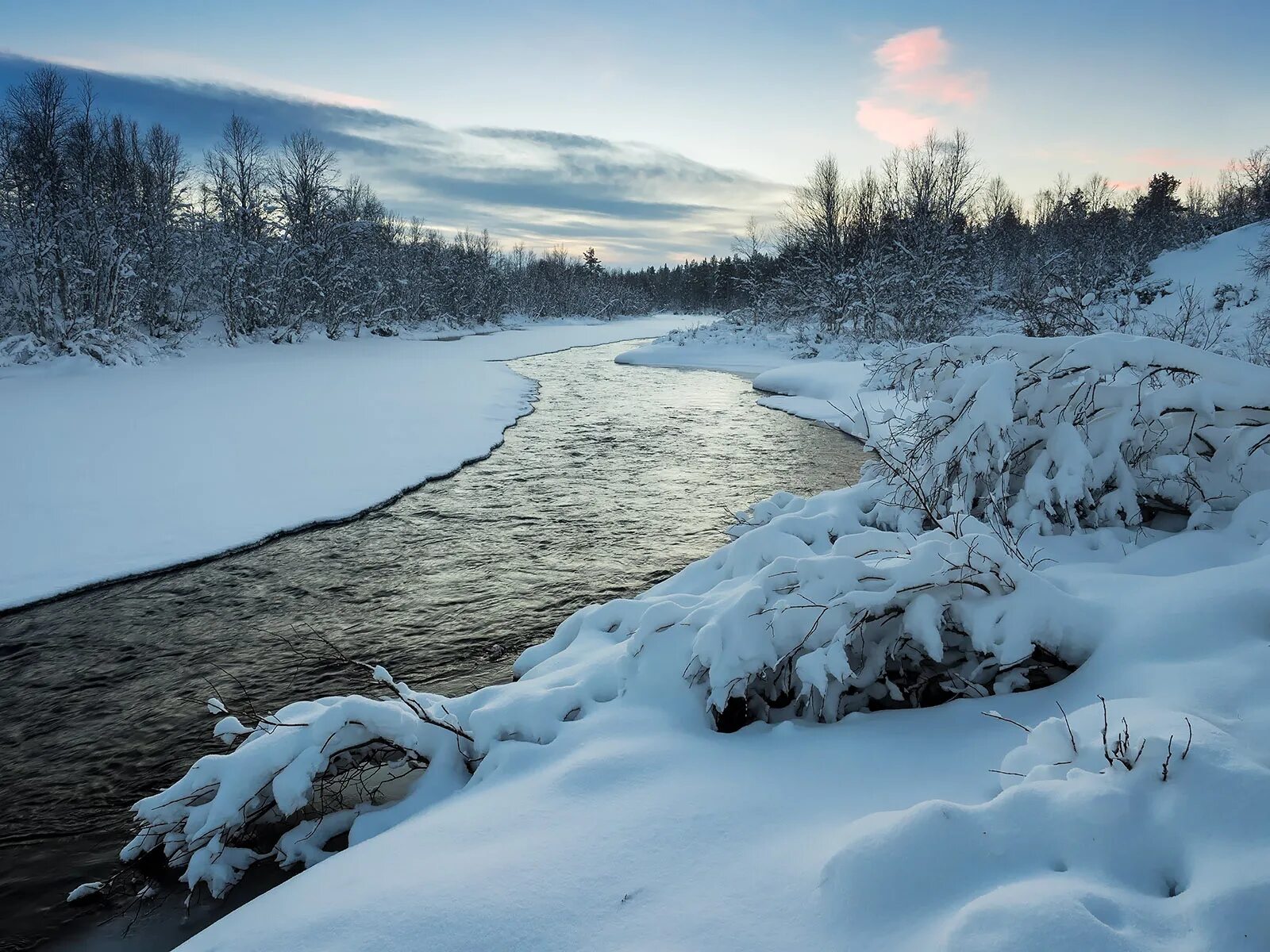 Какая речка холодно. Река Савайнйоки. Зимняя река. Река зимой. Заснеженная река.