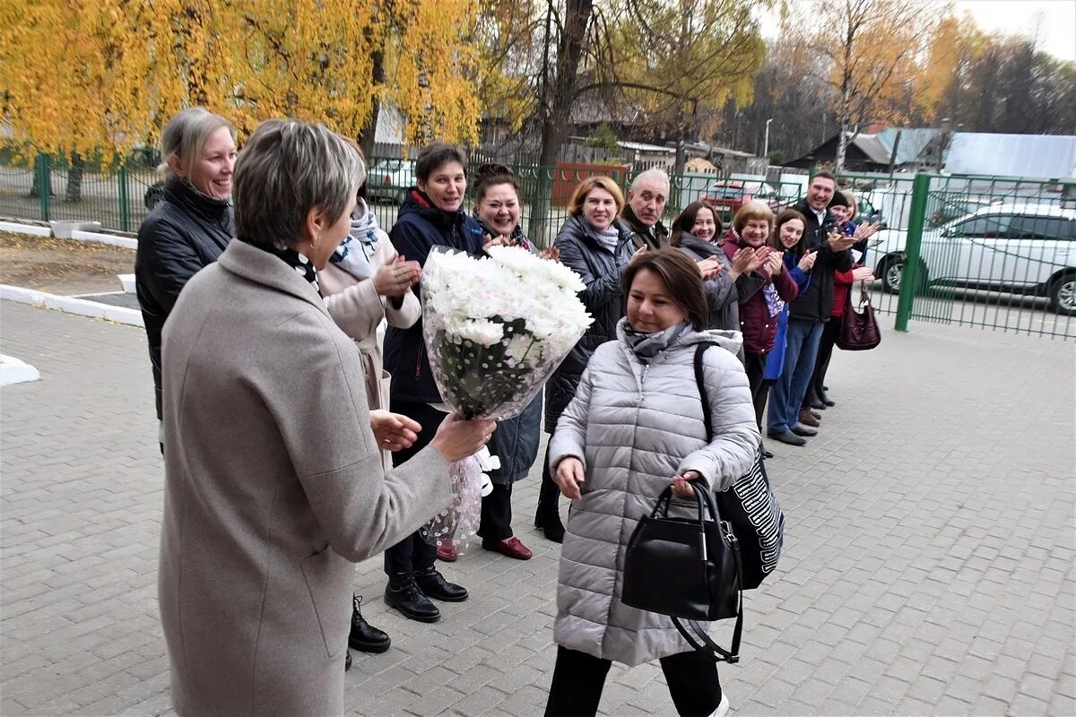 Школа 15 гусь хрустальный. Школа 15 Гусь Хрустальный учителя. Директор 15 школы Гусь Хрустальный.