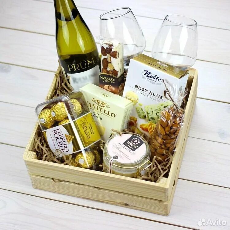 Продуктовый набор 8. Подарочный набор с вином. Подарочные продуктовые наборы. Подарок в коробке. Подарочный набор с шампанским.