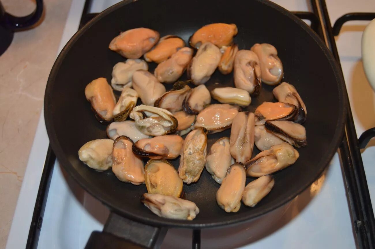 Жаркое из мидий блюдо. Как пожарить замороженные мидии. Мидии на сковороде. Мидии мариньер. Мидии приготовленные.