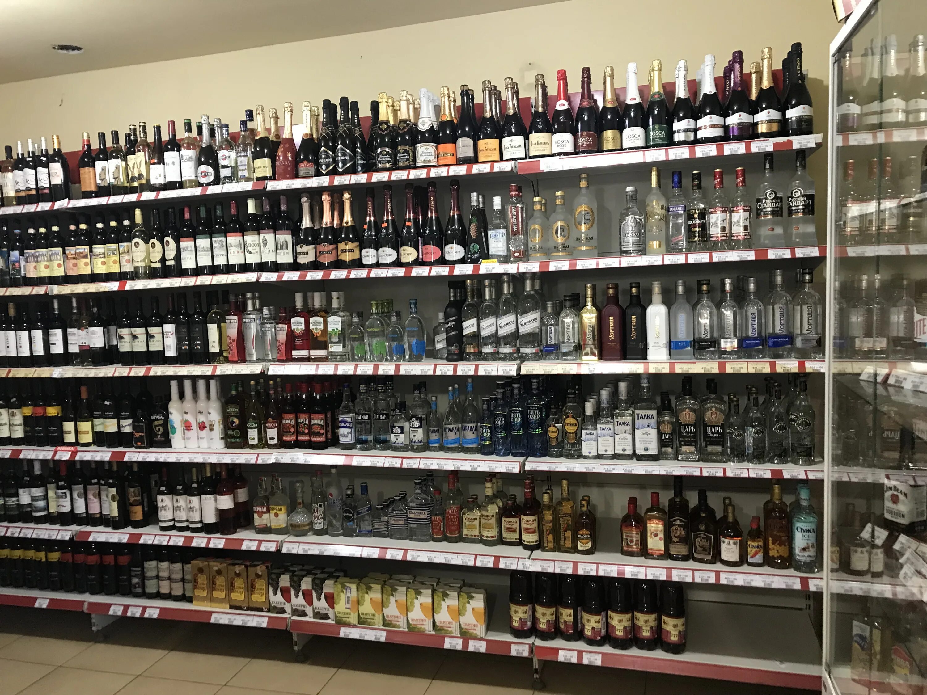Ночные алкогольные магазины рядом. Алкоголь в магазине. Ночные алкогольные магазины рядом. Алкомаркет владивосток. Винный магазин.