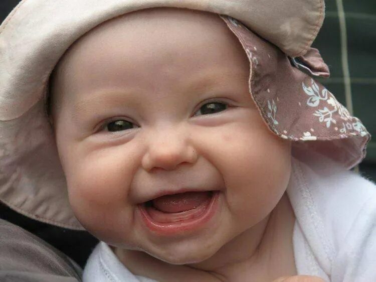 новорожденные первая улыбка. первая улыбка. дети смеются. малыш улыбается. ты знаешь с первой улыбки.