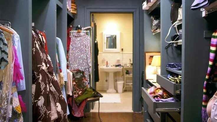 Интерьер квартиры кэрри брэдшоу Carrie Bradshaw's Apartment Carrie bradshaw apartment, Apartment interior, Apart