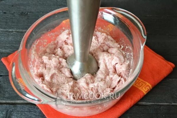 Измельчить фарш. Фарш погружным блендером. измельчить мясо в блендере. куриный фарш в блендере.