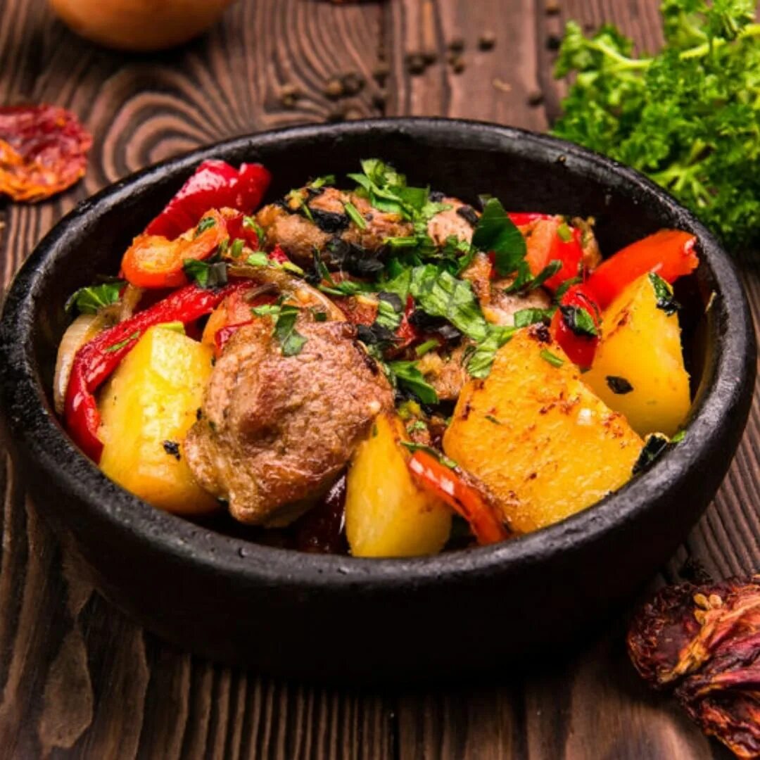 Блюдо с картошкой и овощами