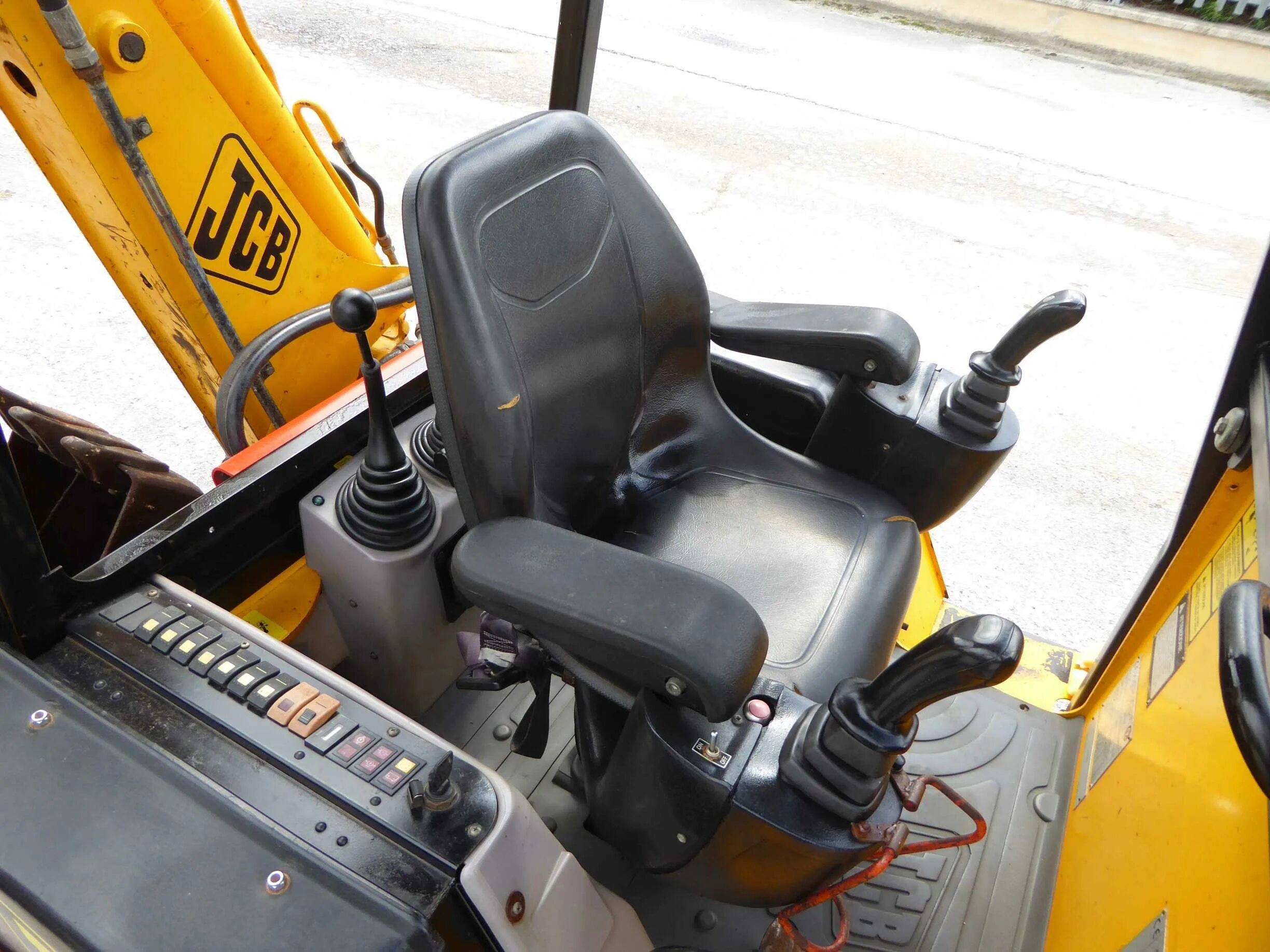 Управление экскаватором jcb 3cx. Jcb 1cx кабина. джойстик на jcb 3cx. jcb 4cx кабина. jcb 4cx на джойстиках.