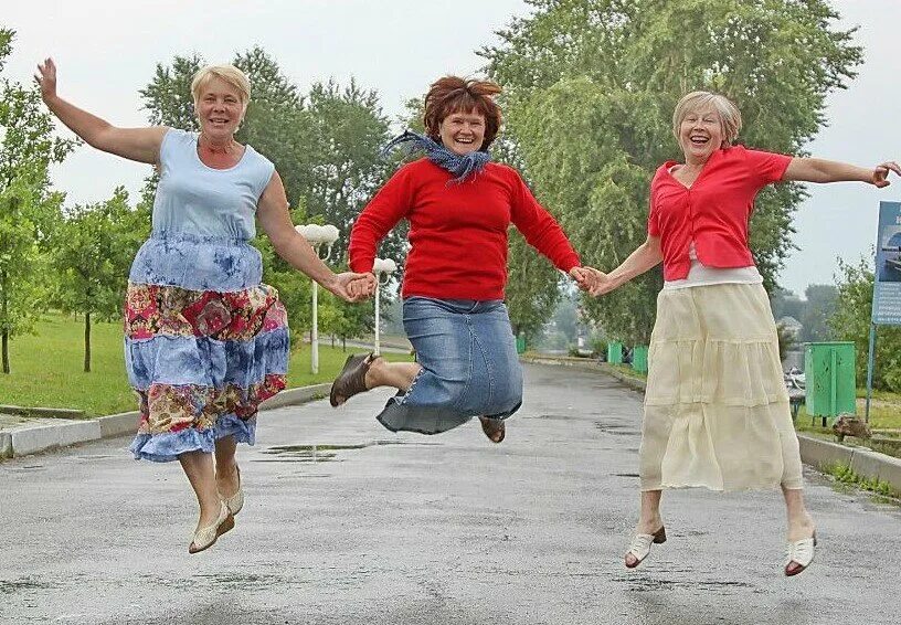 Ну так года идут. Шутки на тему возраста. Прикольные старушки. Кот ждет весну. Открытки с юмором.