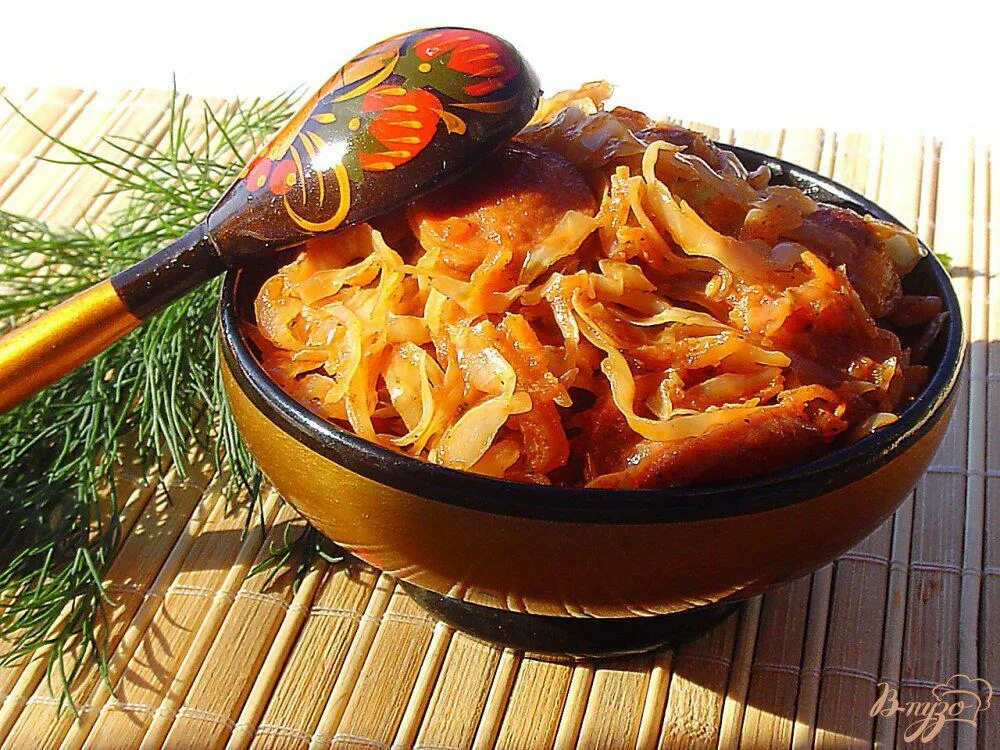 Солянка из капусты с мясом на сковороде. Солянка тушеная. солянка из капусты. солянка с сосисками. солянка с капустой.