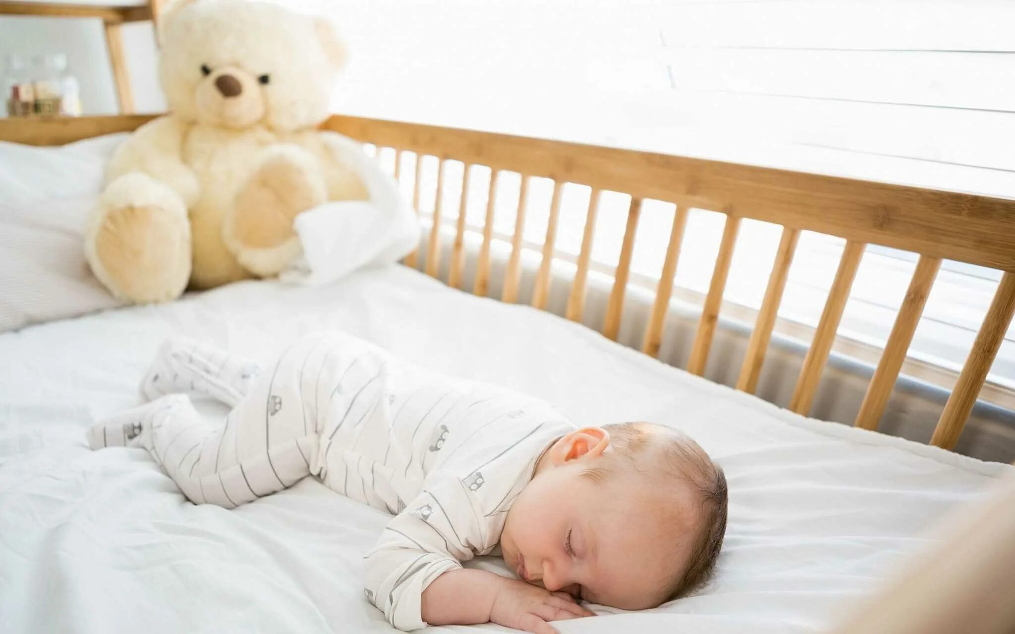 Кроватка для новорожденного. Спящий младенец в комнате. Как приучить спать отдельно