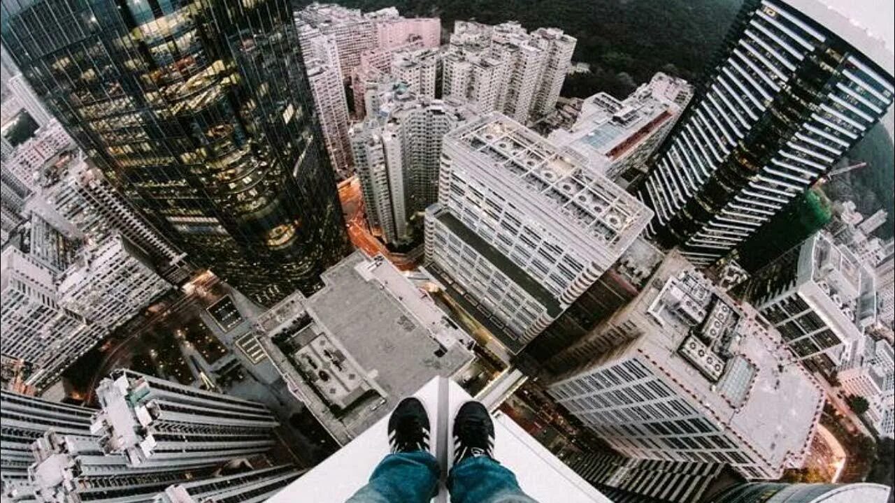 Can be a fear of. Акрофобия. Акрофобия в высоком здании. Акрофобия страшные картинки. Fear of heights.