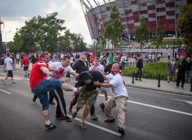 12 июня 2012. Россия Польша драка фанатов евро 2012. Польша евро 2012 Варшава. Россия Польша 2012 драка.