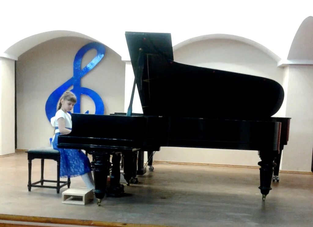 Дмш имени алябьева пущино. Дши шостаковича нижний новгород зал. Школьный струнный ансамбль. Дши шостаковича сергей сергеевич. Музыкальная школа шостаковича.