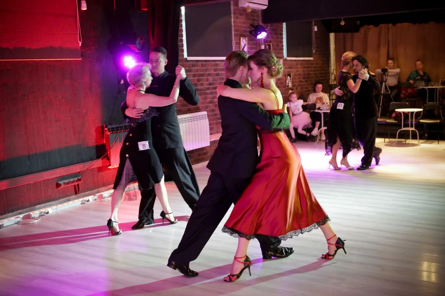 Ивара школа танцев. Школа рисования мастер класс. В москве для начинающих взрослых. Школа современных танцев в москве. Спортивные танцы.