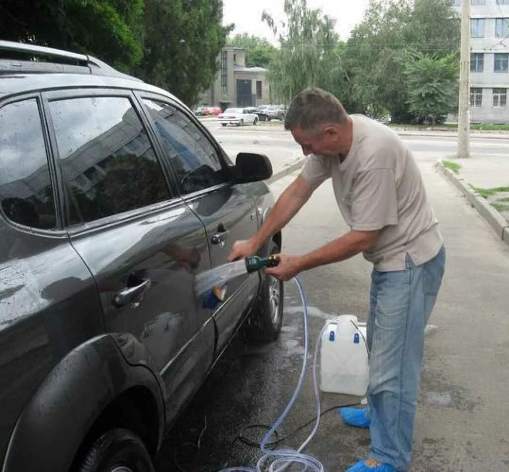 Мыть машину на участке можно. Самодельная мойка для авто. Самодельная мойка высокого давления. Самодельная минимойка высокого давления для автомобиля. Мини мойка автомобиля.