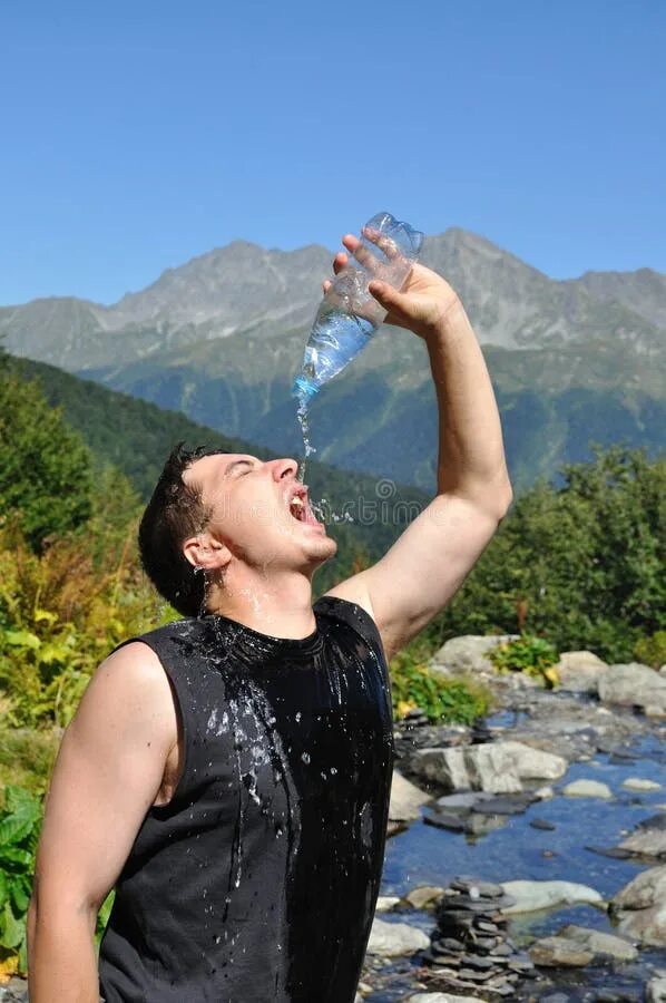 Человек пьет воду. Вода и человек. Человек льет на голову воду. Жадно пьет воду