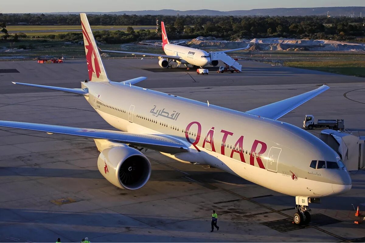 Самый продолжительный полет самолета совершенный боингом 777. Boeing 777-200lr. 777-200lr. Боинг 777 200 LR. B777-200lr.