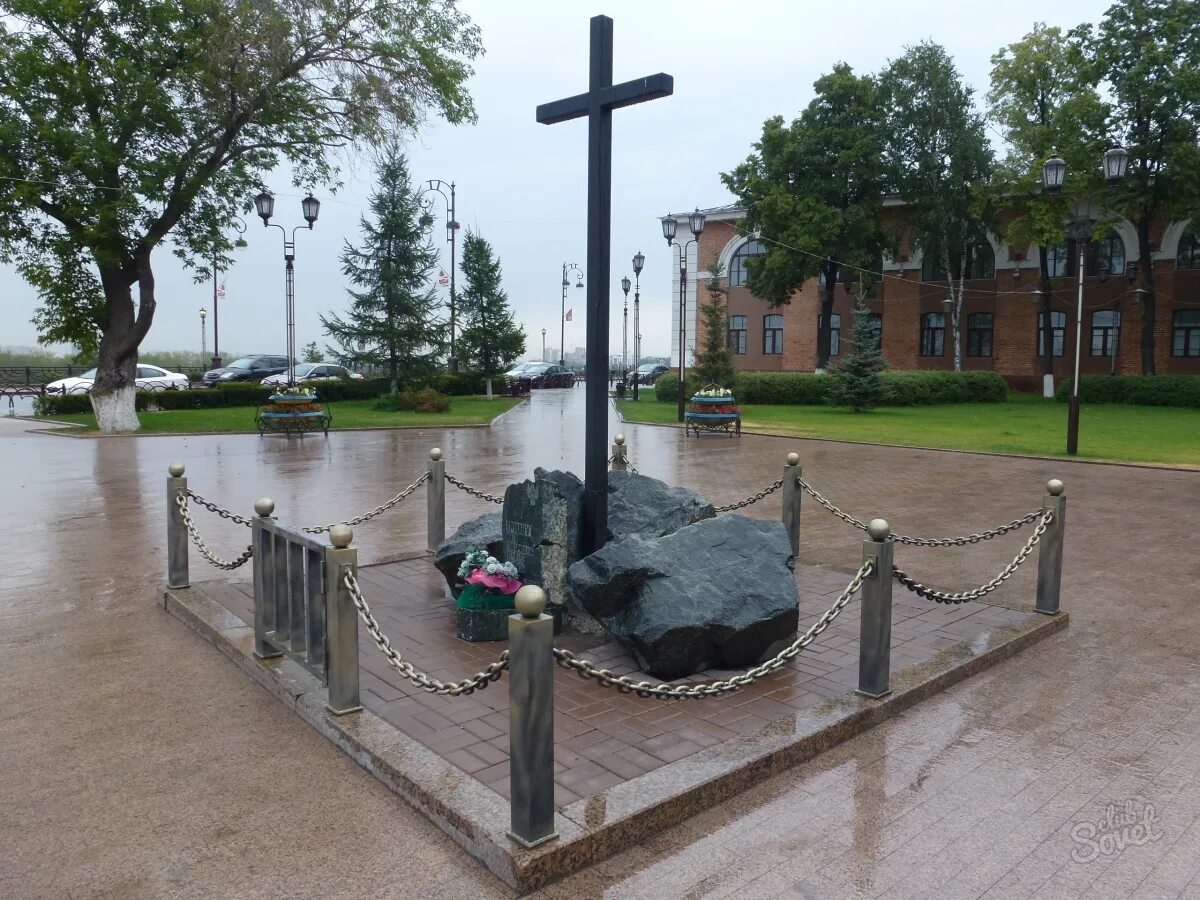 Памятник Ермаку в Тюмени. Обелиск Ермаку Тюмень. Крест памятник Ермаку Тюмень. Памятный знак Ермаку Тюмень.