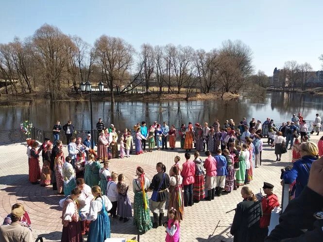 Гулянья на красную горку СПБ. С красной горкой. Красная горка Лужский район. Красная горка в 2023.