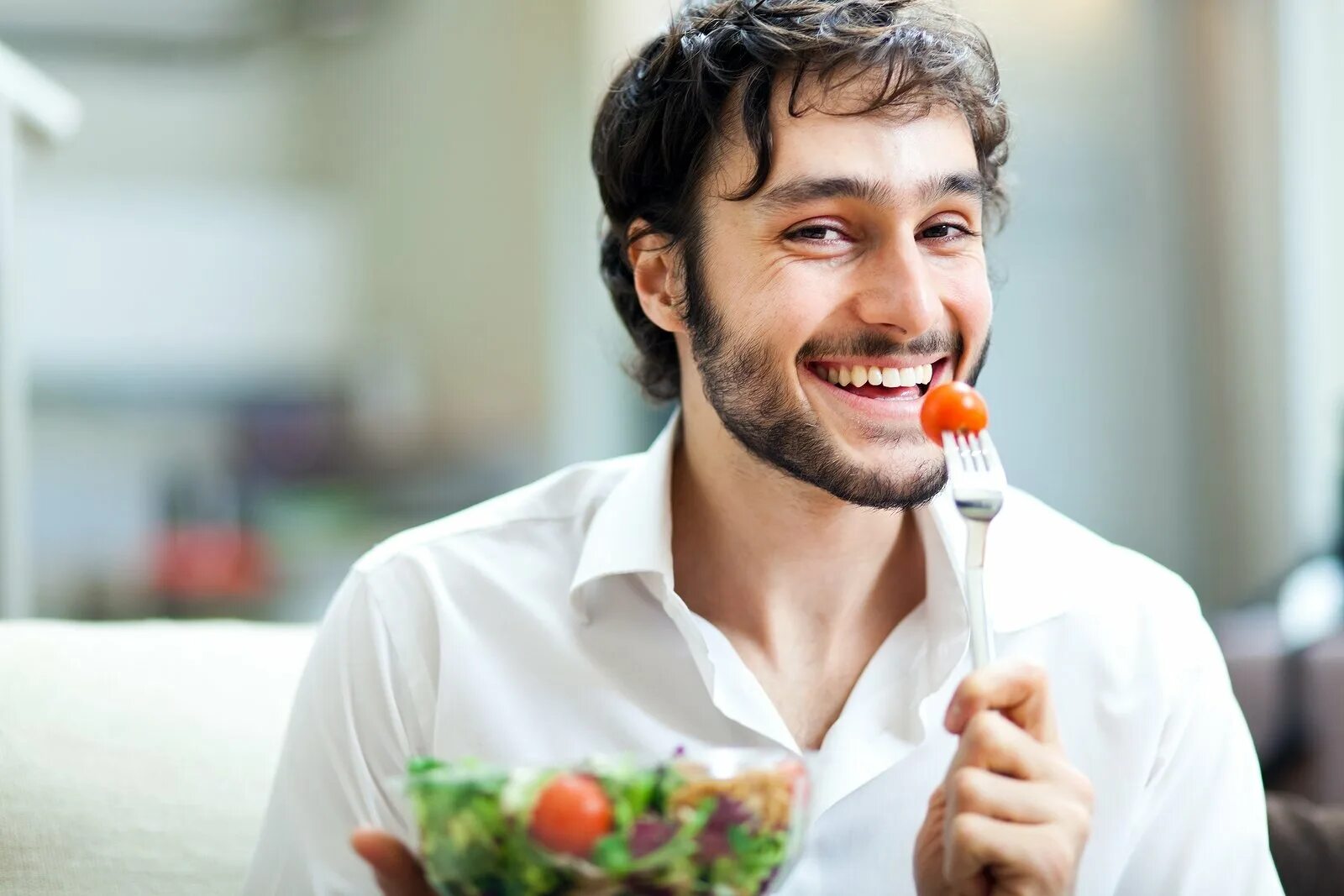 Еда в радость. Еда для мужчин. наслаждение едой. мужчине вкусно. человек с едой.