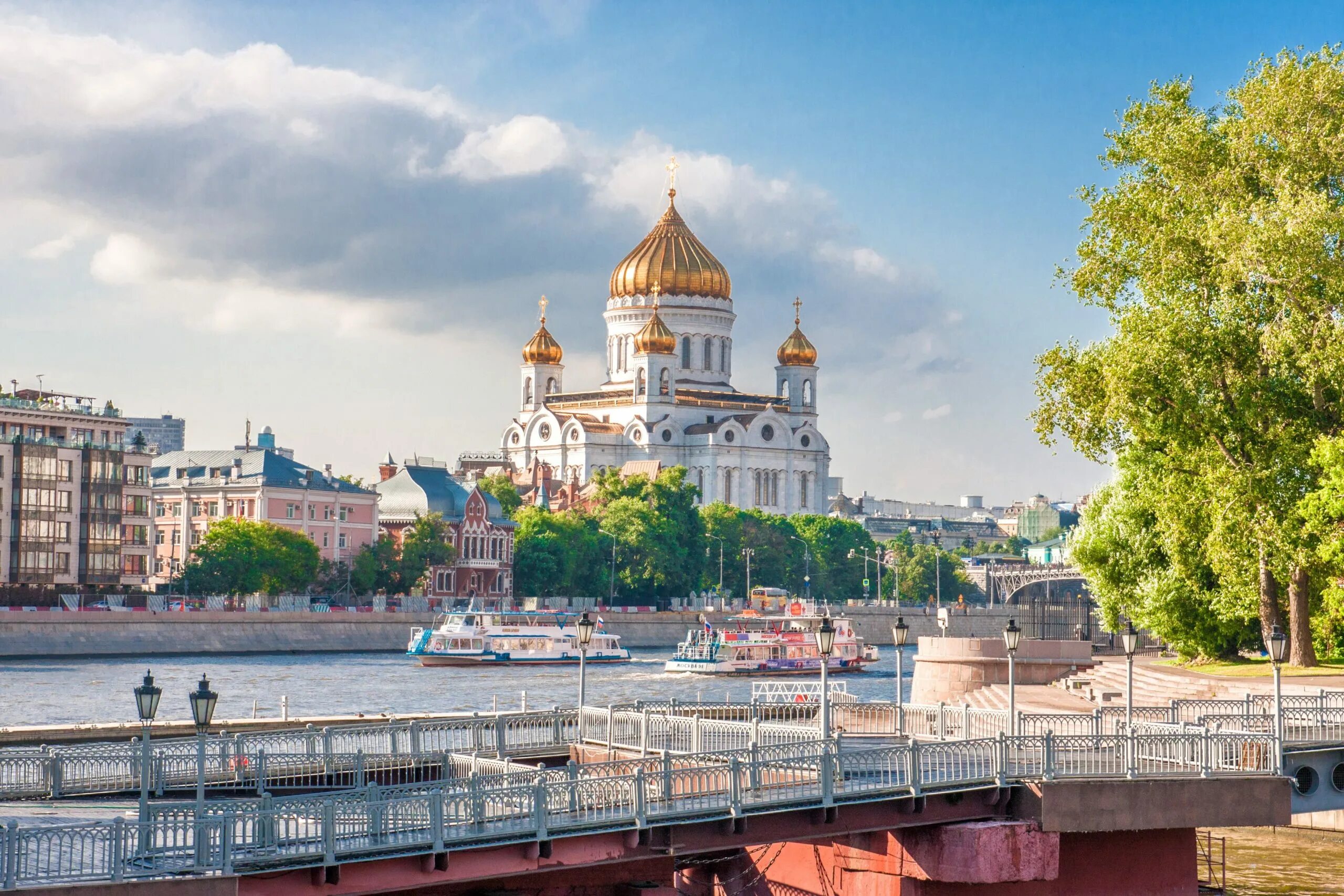 Обзорные экскурсии по вечерней москве. Москва Кремль храм Христа Спасителя. Храм Христа Спасителя в Москве летом. Храм Христа Спасителя вид с Москвы реки. Moscow City храм Христа Спасителя.