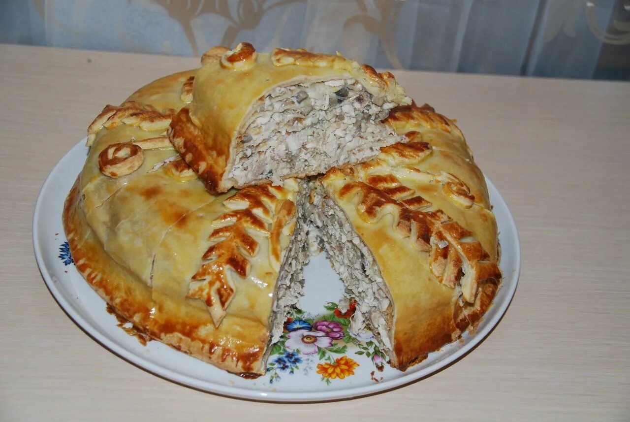 Курник из слоеного. Рецепт курника с курицей классический фото пошагово. Бурятский курник. Владимирский курник. Блинный пирог курник.