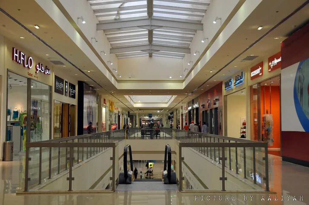 Аутлет молл дубай магазины. Outlet mall дубай. Outlet mall дубай. Аутлеты дубай молл. Аутлет вилладж дубай.