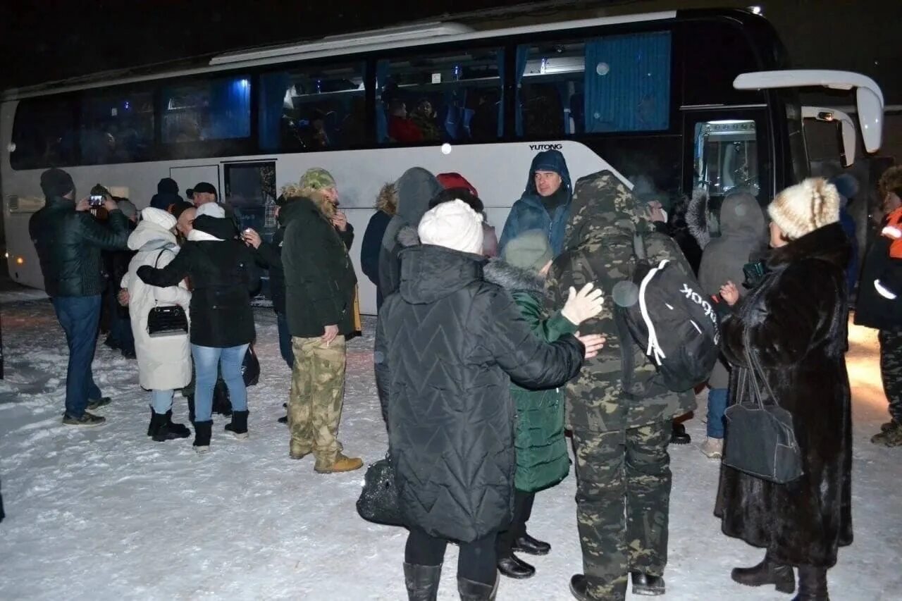 Мобилизованные ХМАО. Мобилизованные в Чебаркуле с ХМАО. Митинг Нефтеюганск сво. Тобольские добровольцы в зоне сво. Актировки нефтеюганск 1 смена