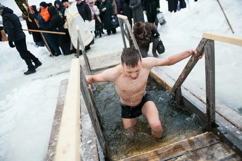 Крестины. Крещение в ванной. Солдатенковский парк крещение. Крещение купание базаиха. Крещение в ванной.
