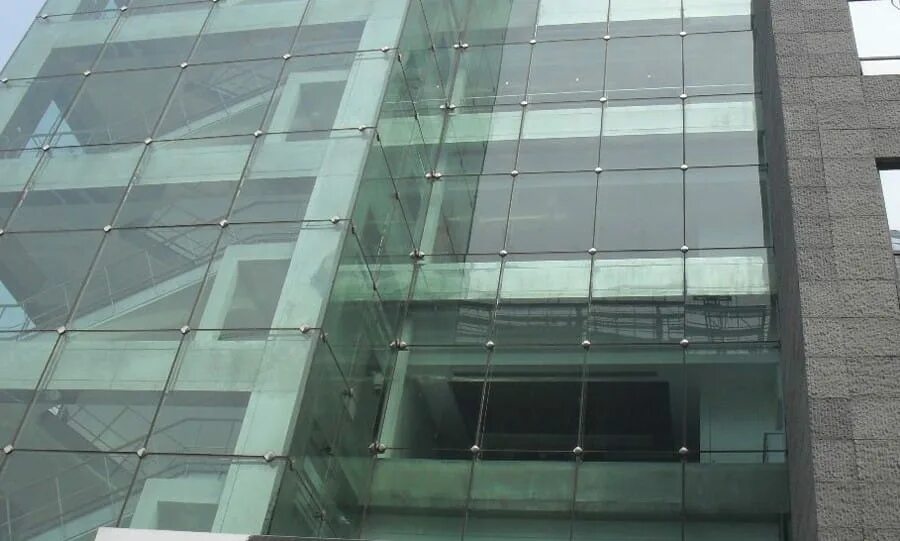 Стемалит на фасаде. Дом с витражными окнами. Фасадное стекло. Стемалит вентфасад. Стемалит вентфасад.