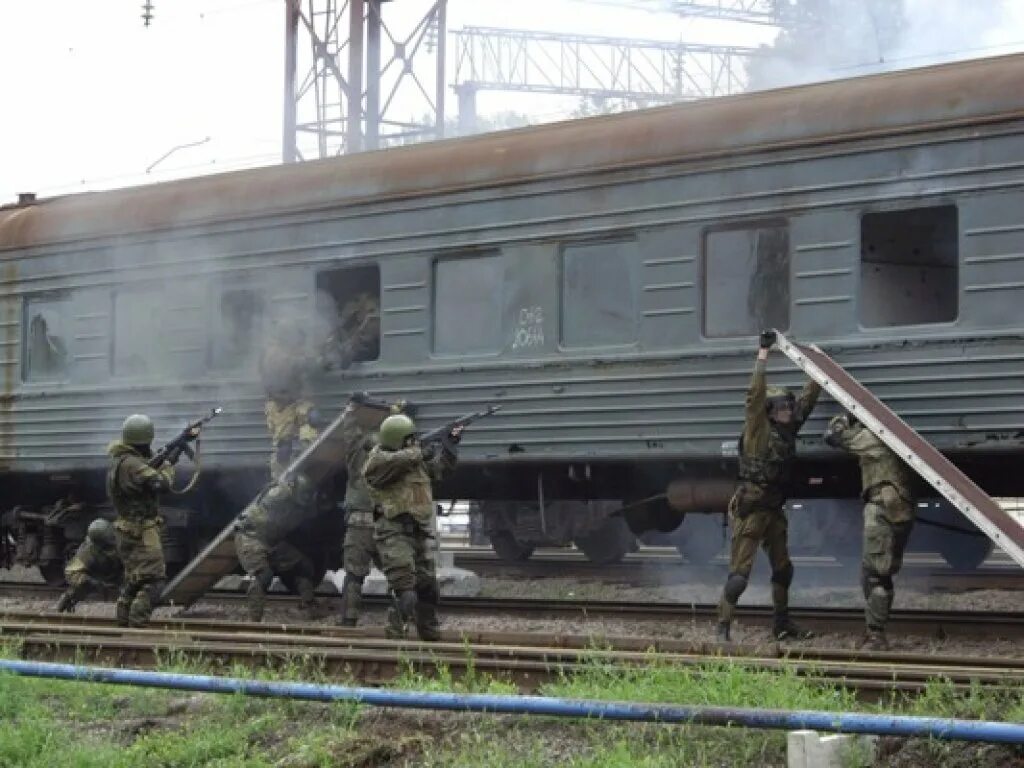 Захват поезда. Террористы захватили поезд. Захват поезда террористами. Захват поезда. Захват поезда.
