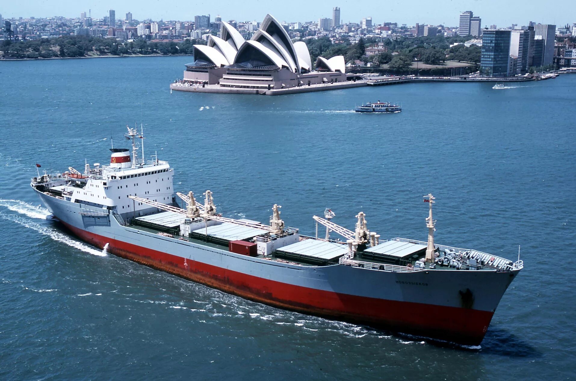 ватерлиния на корабле. лоцманское судно лоцман 1. морской транспорт 3 звезды. морская и речная техника. морской корабль.