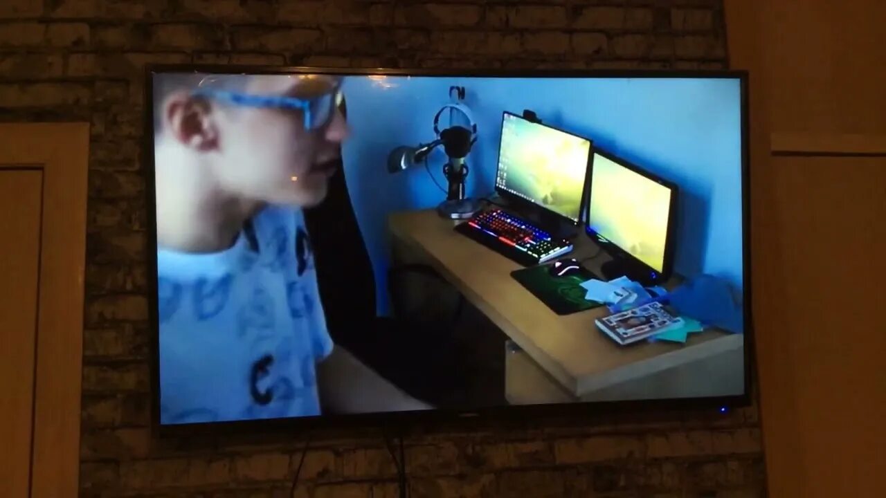 Мама и папа мем. Дпс и мотоциклисты ночью. Мемы про папу злого. Злой дед разбил телевизор плоскогубцами. Отец разбил.