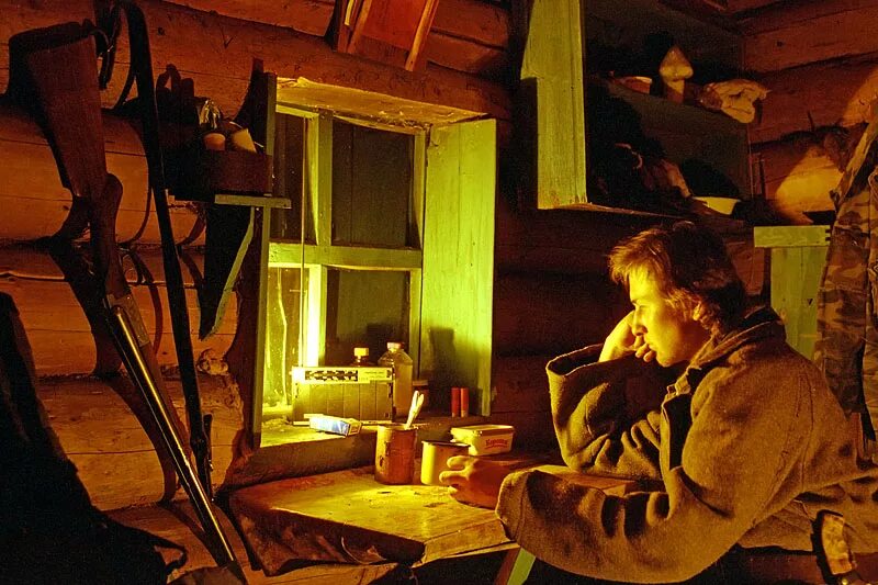 Человек живущий в избе. Вечер в деревенской избе. Деревенский быт. Изба, жилище коми пермяков. Изба 10 века русь.