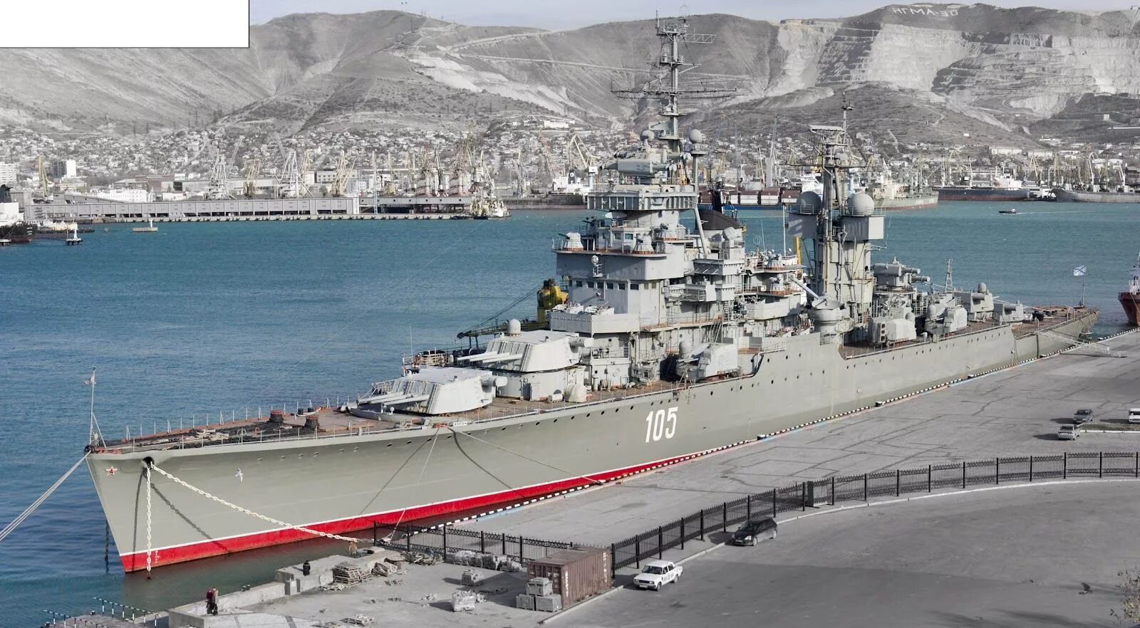 Как называется корабль в новороссийске на набережной. Крейсер кутузов в новороссийске.