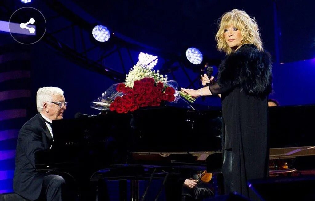 золотая яхта пугачевой. пугачева 2023. платья аллы пугачевой. пугачева на яхте под украинские песни.