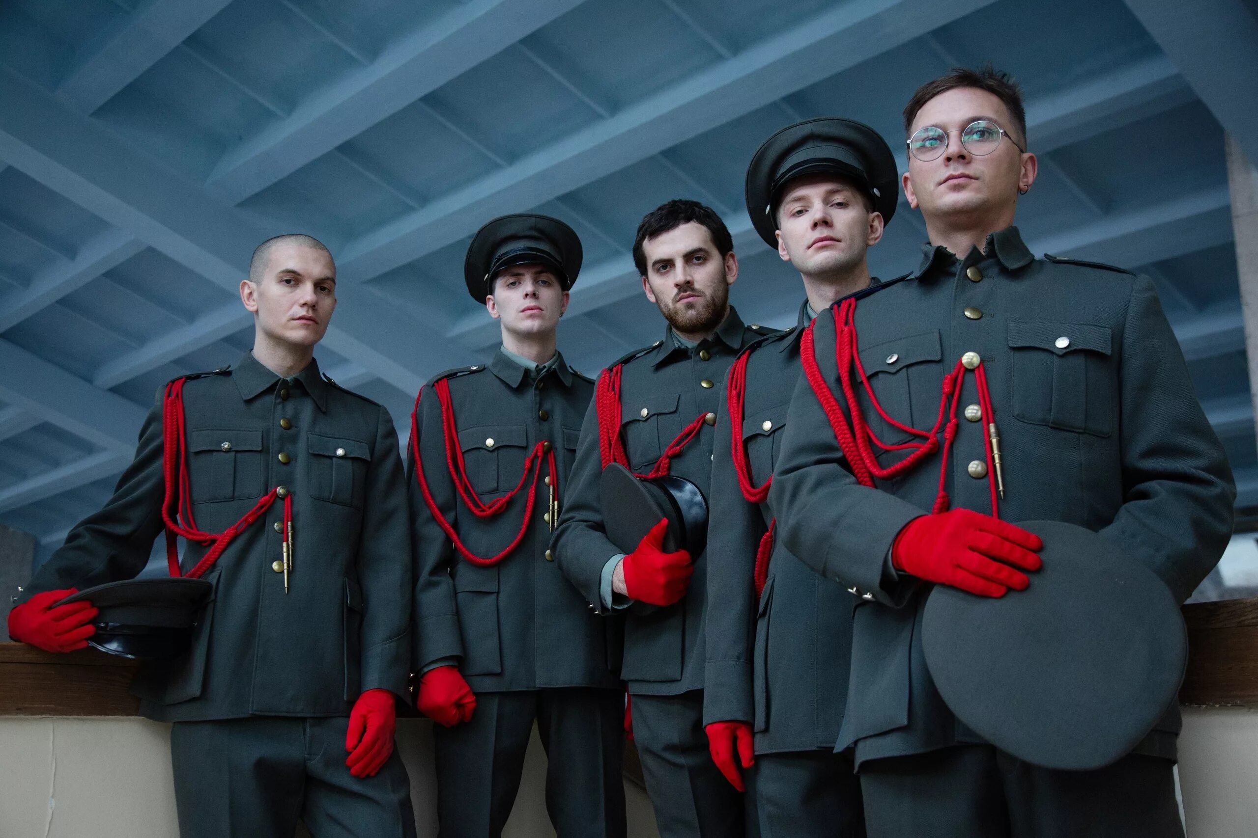 андрей лысиков дельфин в молодости. кейт флинт. дельфин певец. ансамбль александрова дирижер. николай комягин маяковский.