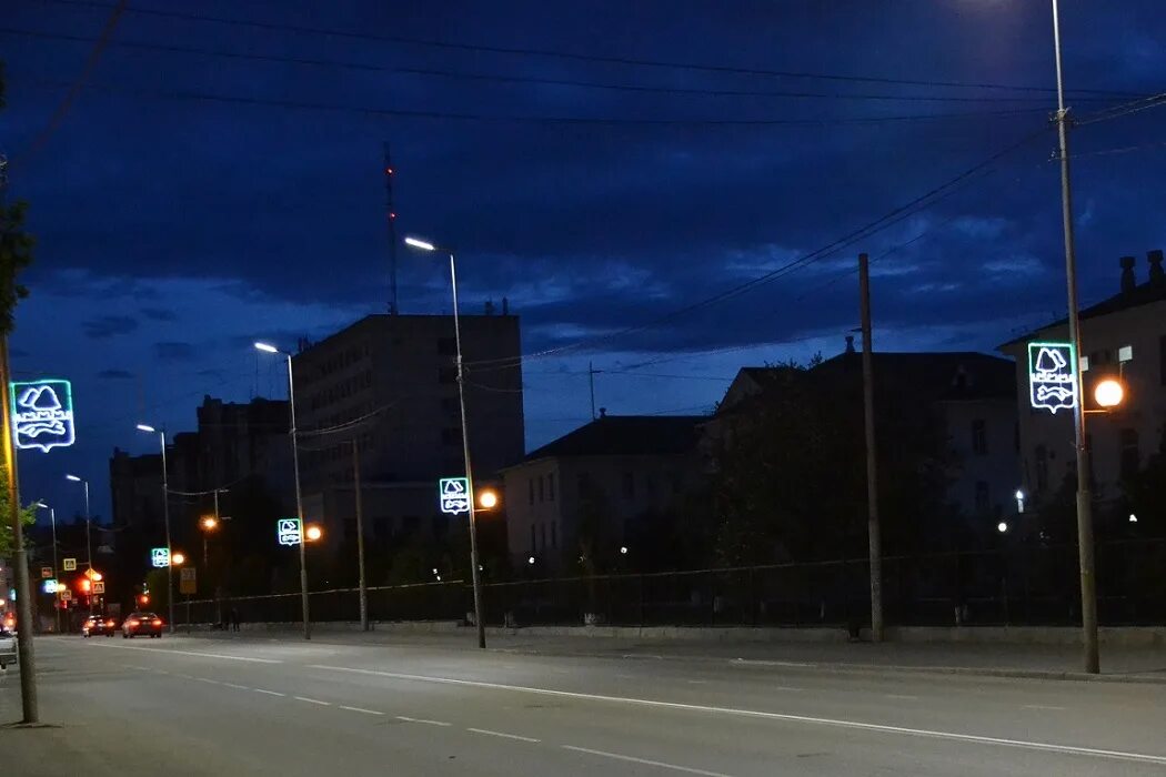 Вечерние улицы кургана. Типичный курган. Эстетика города кургана. Пожар в котельной. Курган набережная ночью.