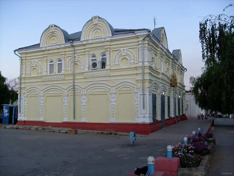 Какова история происхождения названия города Дубовка?